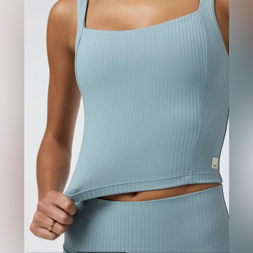 NWT Vuori inversion rib support tank in color mist, size XS never worn- set!